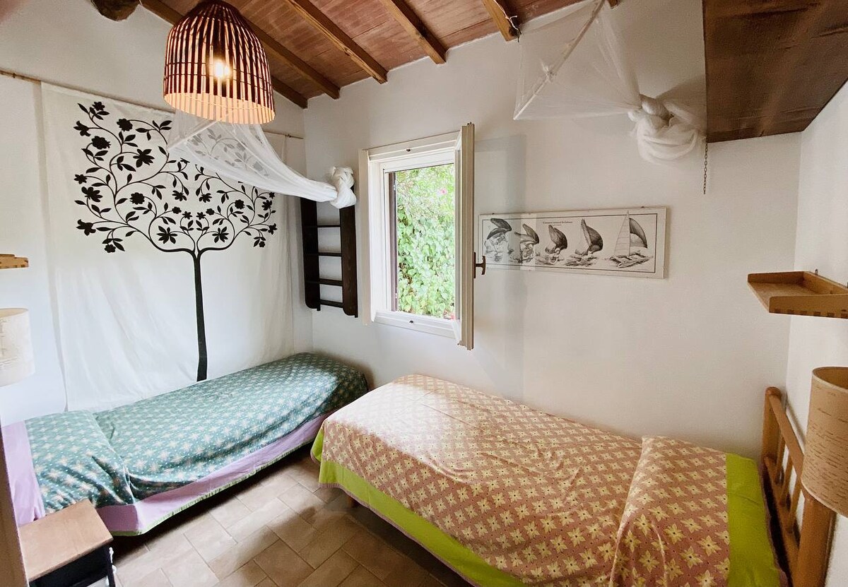 Chumba cha kulala na vitanda viwili vya mtu mmoja