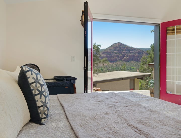 Despierta con vistas a la montaña de la Pirámide y accede a 1 de 3 terrazas al aire libre a través de puertas francesas