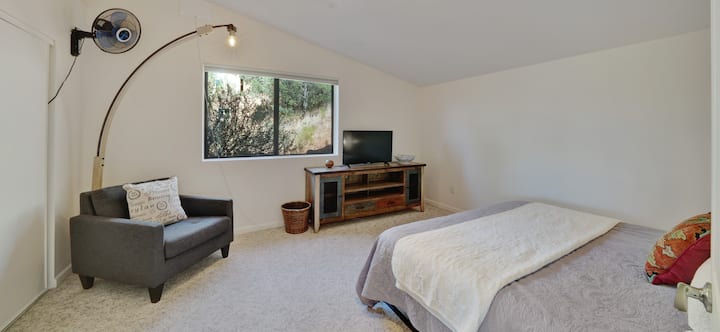 Segundo dormitorio con cama tamaño king de espuma viscoelástica, TV y mucho espacio en el armario.