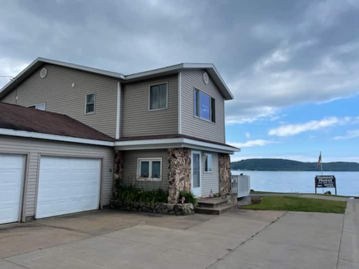 3 Bedroom Vacation Home overlooking Lake Superior