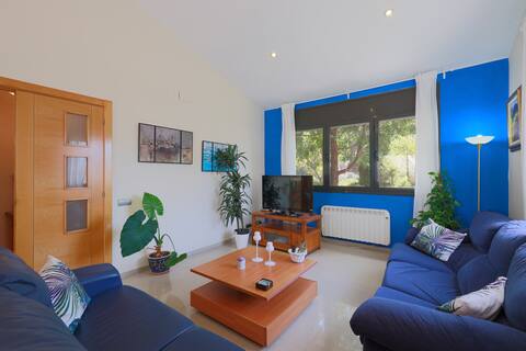 Cheerful house with pool and bbq 30min from BCN