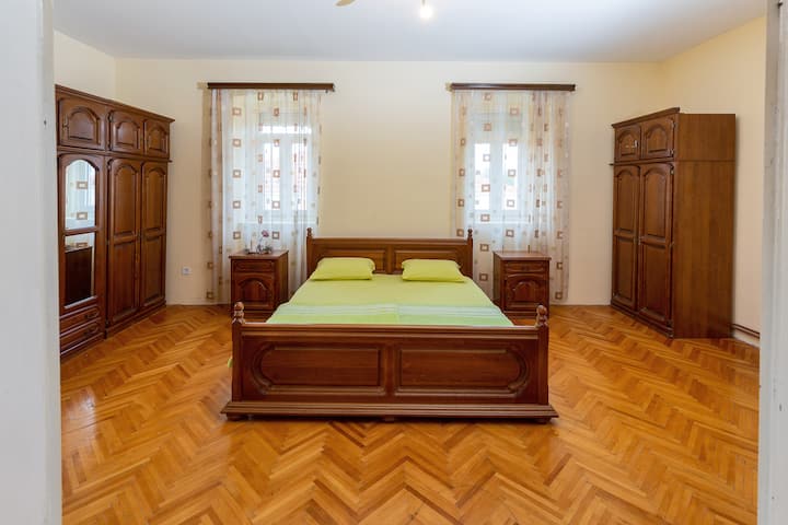 Спалня с удобно двойно легло, два гардероба, скрин. Можете да намерите големи прозорци, които се отварят през нощта и ви позволяват да спите удобно без климатик, защото климатикът усеща електричество през нощта.