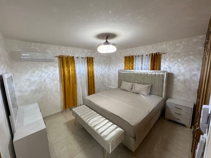 HLAVNÁ IZBA S MANŽELSKOU POSTEĽOU KING
