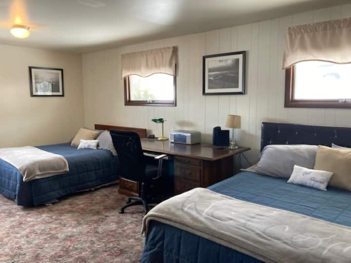 DORMITORIO GRANDE CON 2 CAMAS TAMAÑO QUEEN Y BAÑO PRIVADO CON DUCHA A WALK I N. 
 LAVADORA Y SECADORA TAMBIÉN ESTÁN EN ESTA HABITACIÓN