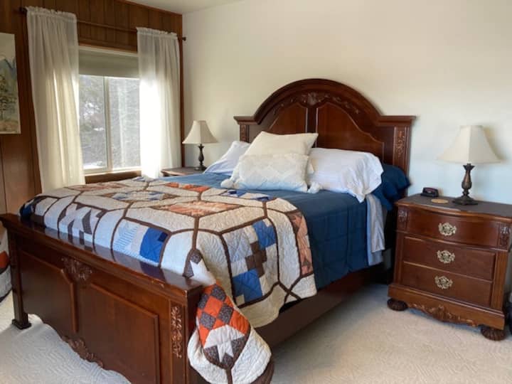 Dormitorio principal.  Vistas al lago y a las montañas.