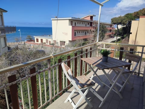 Popular Airbnb listing: "Sette mari" - sea view 20m from the beach in San Vincenzo