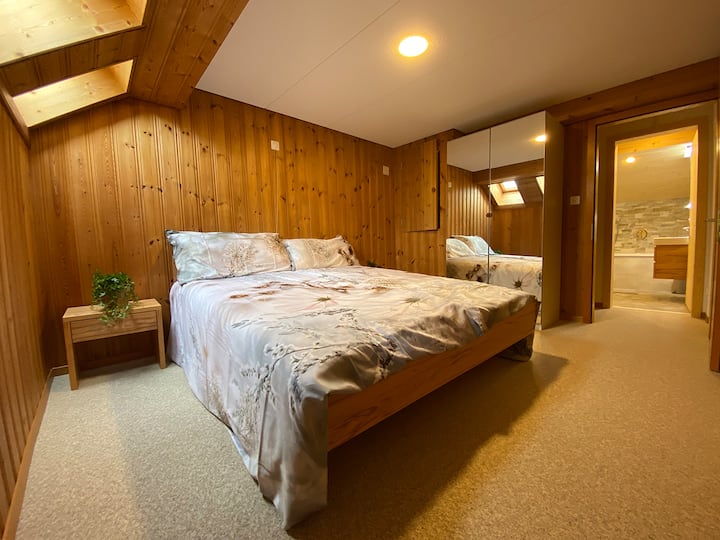 Sleeping with pure alpaca wool is a dream come true. During your vacation, you will have the extraordinary opportunity to test our alpaca bedding and purchase it in our alpaca farm shop.