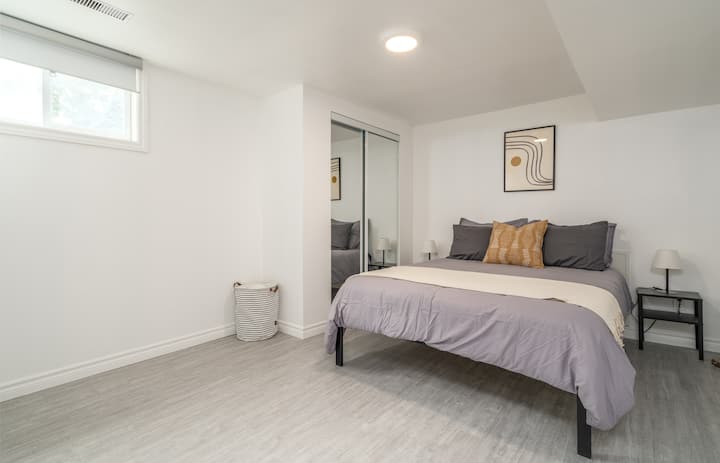 El elegante diseño y la cómoda ropa de cama del dormitorio queen crean un santuario perfecto para noches de descanso.