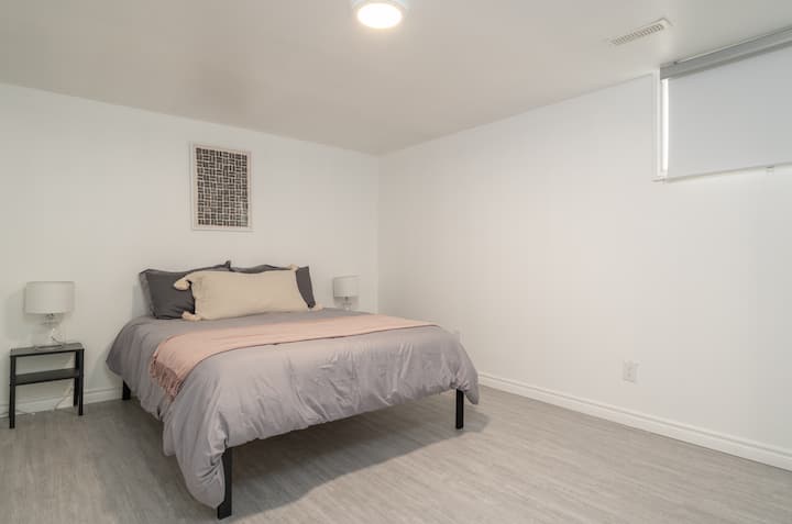Dormitorio tranquilo con ropa de cama suave y amplio espacio en el armario, diseñado para garantizar una noche de sueño reparador.
