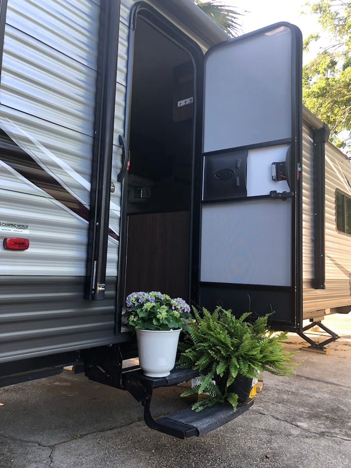 Waterfront Destination Delightful 2 Bedroom RV Campers/RVs for Rent