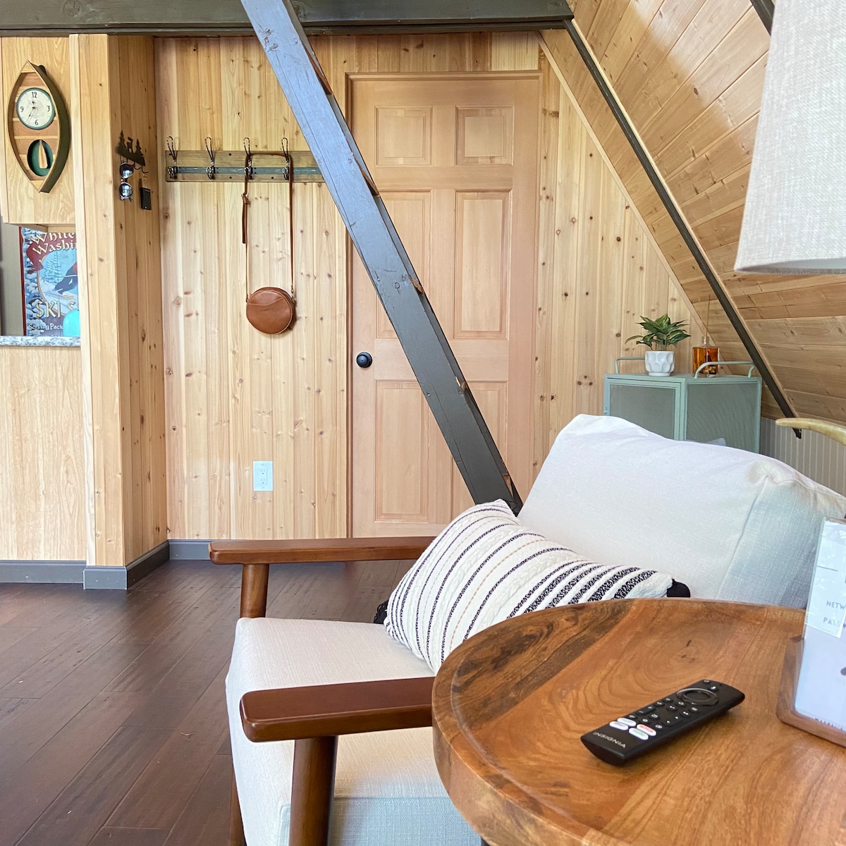 Минималистичкиот декор помага оваа необична колиба да изгледа доволно пространа за вашата авантура во шумата. 