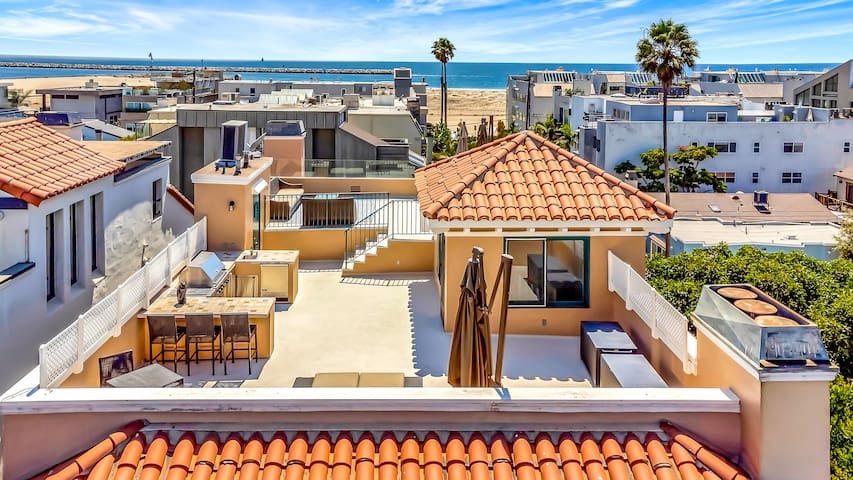 Luxury 5200sqft Villa w/Rooftop Deck-1min to Beach