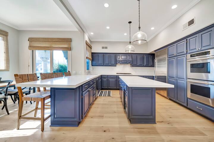 Luxury 5200sqft Villa w/Rooftop Deck-1min to Beach gallery image 4