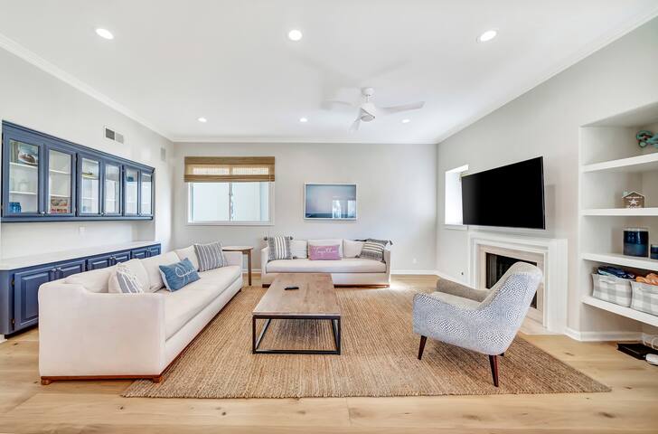 Luxury 5200sqft Villa w/Rooftop Deck-1min to Beach gallery image 2