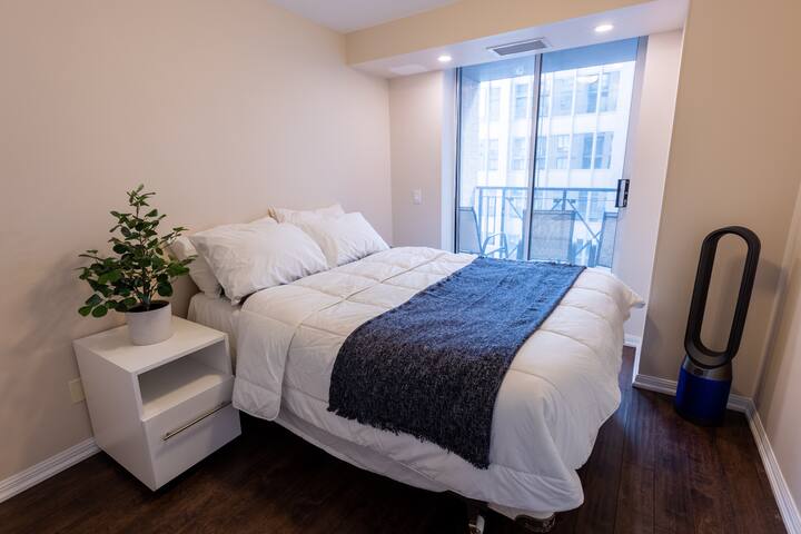 Stylish 2 Bedroom w/Free Parking – 1 min to Subway gallery image 3