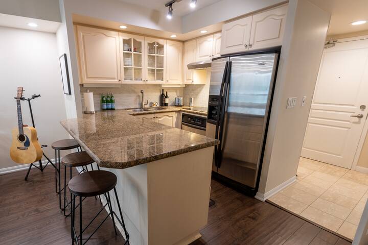 Stylish 2 Bedroom w/Free Parking – 1 min to Subway gallery image 2