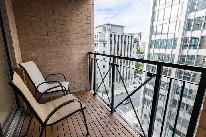 Stylish 2 Bedroom w/Free Parking – 1 min to Subway gallery image 4