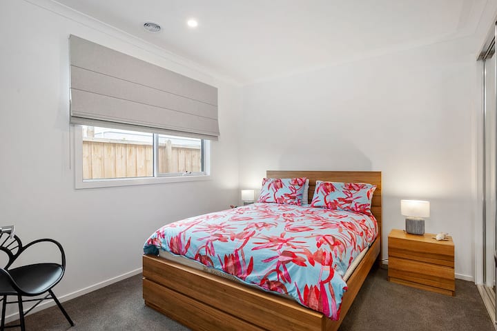 חדר שינה שני עם מיטת קווין סייז ועבודה מהבית