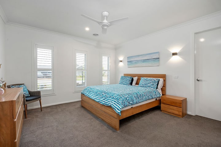 חדר שינה ראשי גדול עם מיטת קינג סייז, צמוד וחלוק הליכה 