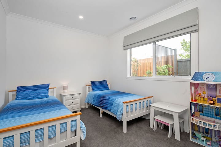 חדר שינה רביעי עם הרבה דברים לילדים 