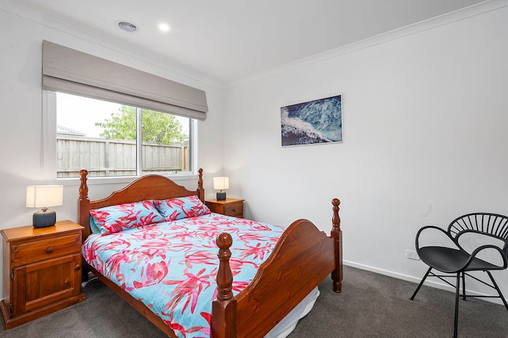 חדר שינה שלישי - מיטה זוגית רחבה