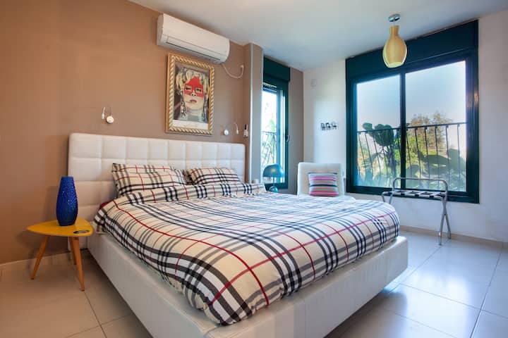 Спалня: двойно легло (160x200 см / 63 инча × 79 инча) Климатик. Smart TV (ROKU). Домашен офис: монтирана на стената маса с падащи листа