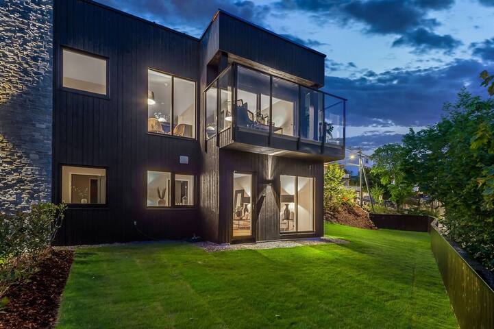 Beautiful home with magical view gallery image 2