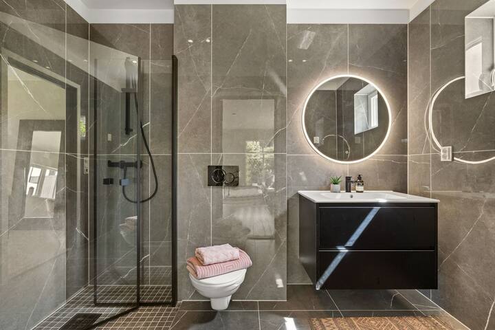 Beautiful home with magical view gallery image 4