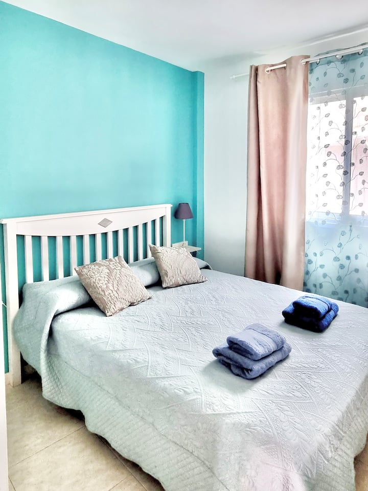 Ორადგილიანი საძინებელი განათებულია დიდი ფანჯრით.
-
ორადგილიანი საძინებელი განათებულია დიდი ფანჯრით.