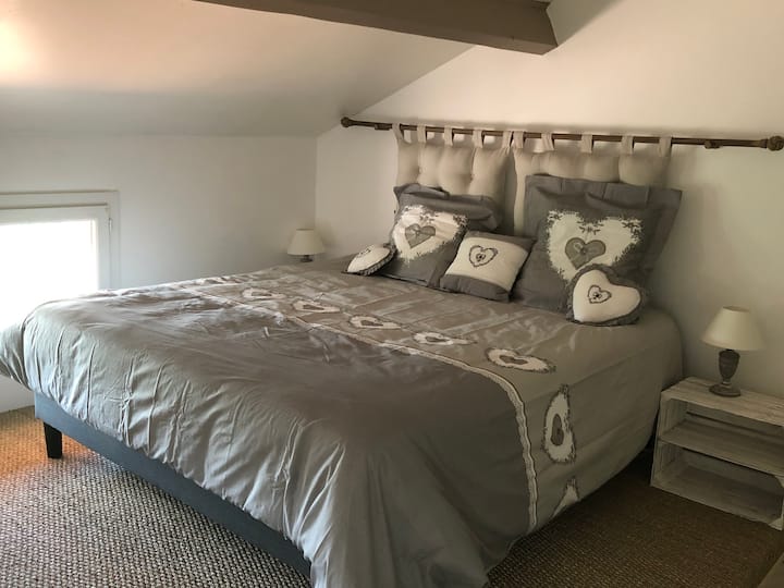 Chambre suite parentale avec Lit King Size et vue sur la campagne 