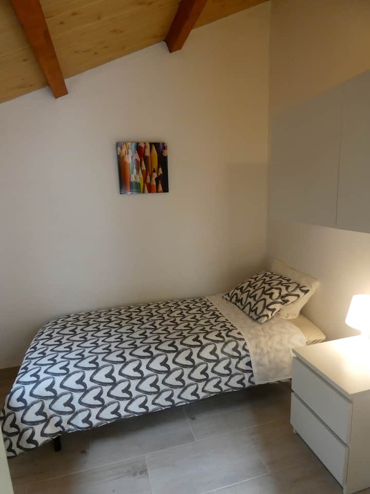 Mala jednokrevetna soba s vrtom