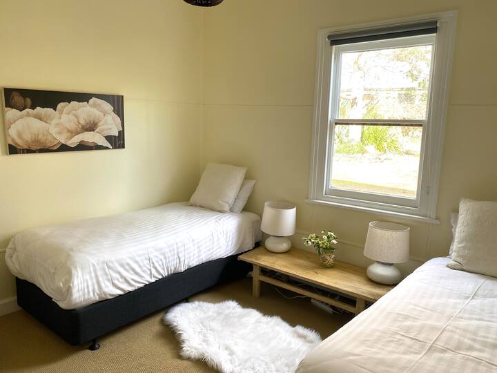 Спалня две, дълги единични, могат да се превърнат в крал.