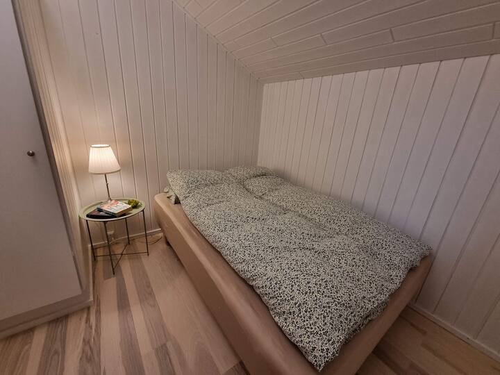 Dormitorio con cama de 140 cm