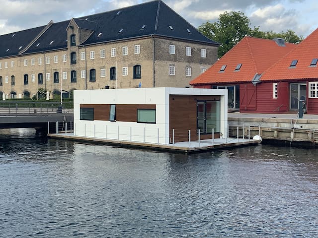 Modern houseboat – In the quiet part of downtown