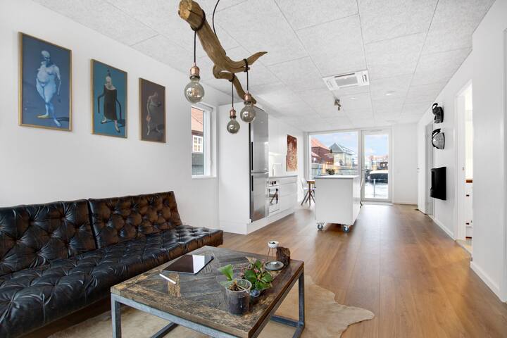 Modern houseboat – In the quiet part of downtown gallery image 3