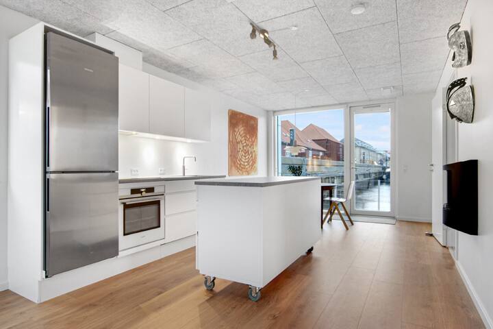 Modern houseboat – In the quiet part of downtown gallery image 4