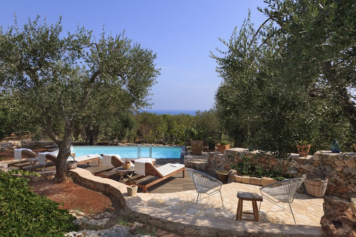 Charming villa with sea view and pool