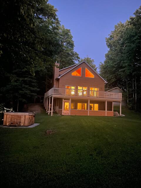 Lakefront Cottage with Hot Tub & Sauna