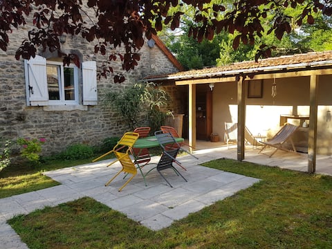 Quiet enclosed garden house with fireplace near Beaune