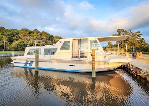 "Jolly"- Houseboat Getaway