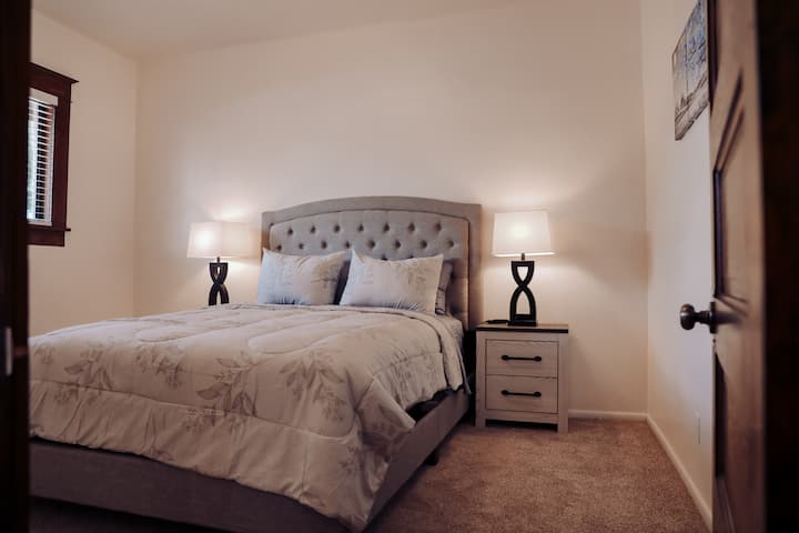 غرفة النوم رقم2 ، سرير بحجم وسط.