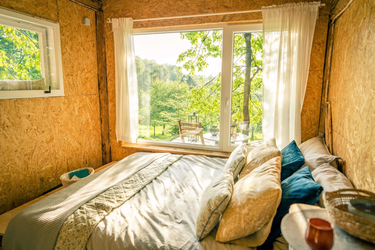 全木质室内装潢，配有非常舒适的窗垫，可欣赏美景，让您真正感受到大自然的一部分。
全木质室内装潢，窗边有一张非常舒适的床垫，可欣赏美景，让您真正感受到大自然的一部分。