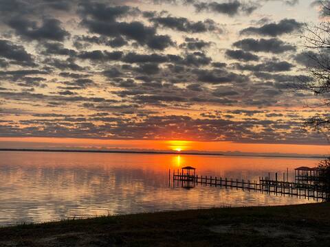 Panoramic Water View with 3 bedrooms in New Bern