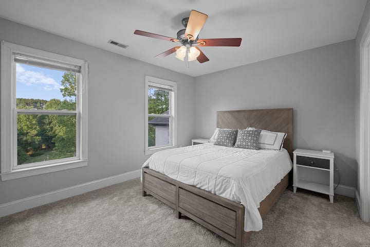 ห้องนอนควีนไซส์ชั้นบนห้องนอนนี้มีพื้นที่อ่างล้างหน้าที่ไม่เหมือนใคร  ไม่ใช่อ่างอาบน้ำแบบครึ่งอ่างแต่เป็นแค่อ่างล้างหน้า 