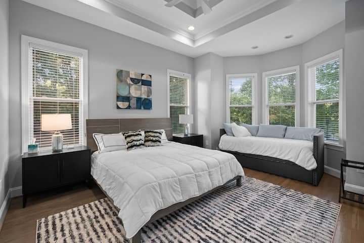 ห้องนอนหลักพร้อมเตียงคิงไซส์และเตียงนอนเล่นสำหรับนั่งหรือใช้เป็นเตียง