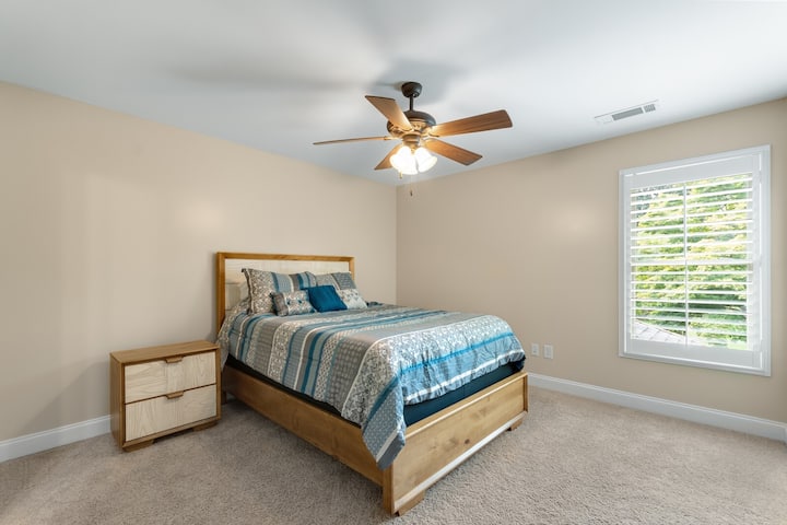 楼上3号卧室配有标准双人床、2个床头柜、吊扇和大型步入式衣柜。设有独立的全功能卫生间。