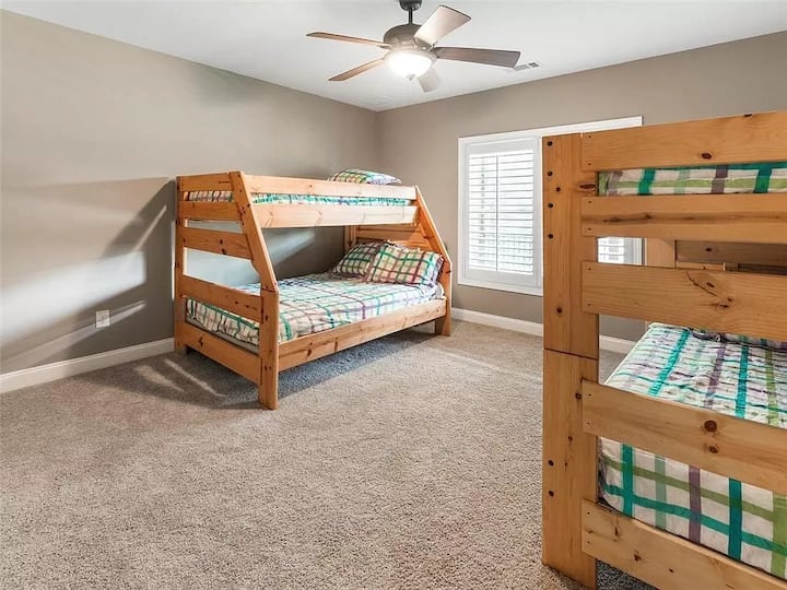 下层卧室配有2套上下铺床（ 3张单人床+ 1张双人床）。