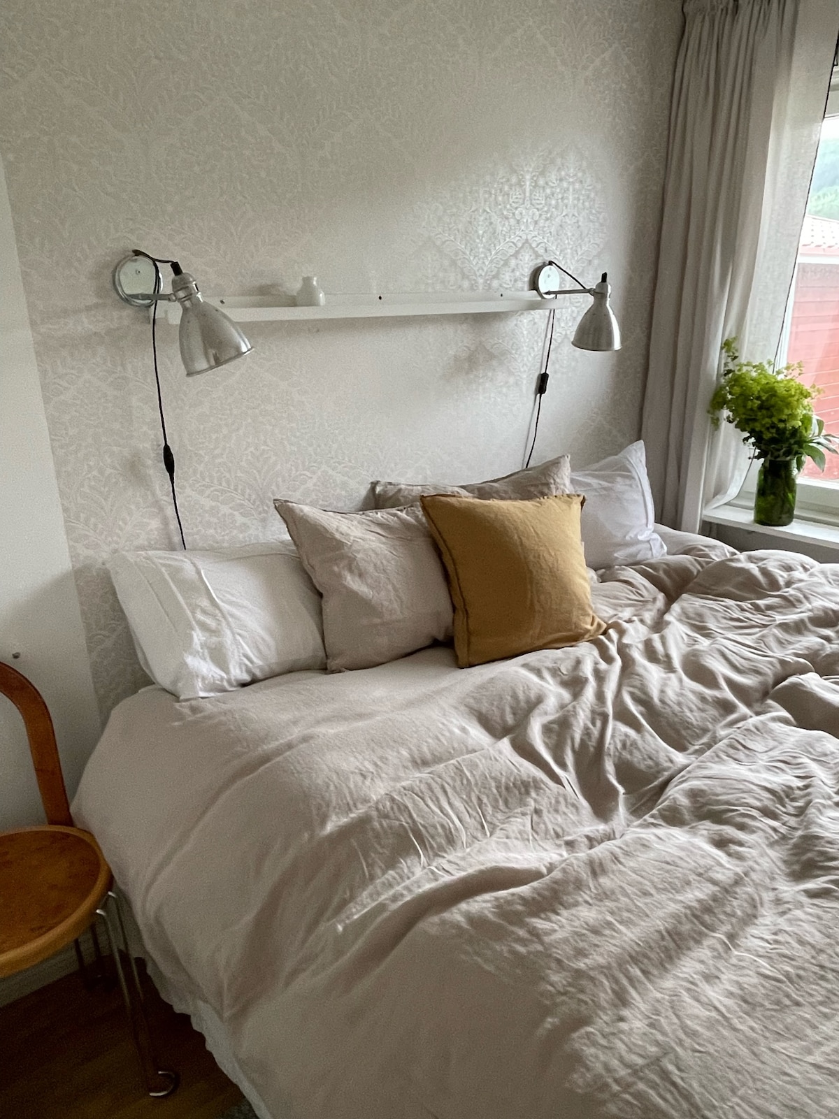 Chumba cha kulala cha ghorofa ya chini kilicho na kitanda cha sentimita 180x200 (King cha Ulaya) pamoja na kabati ya nguo.