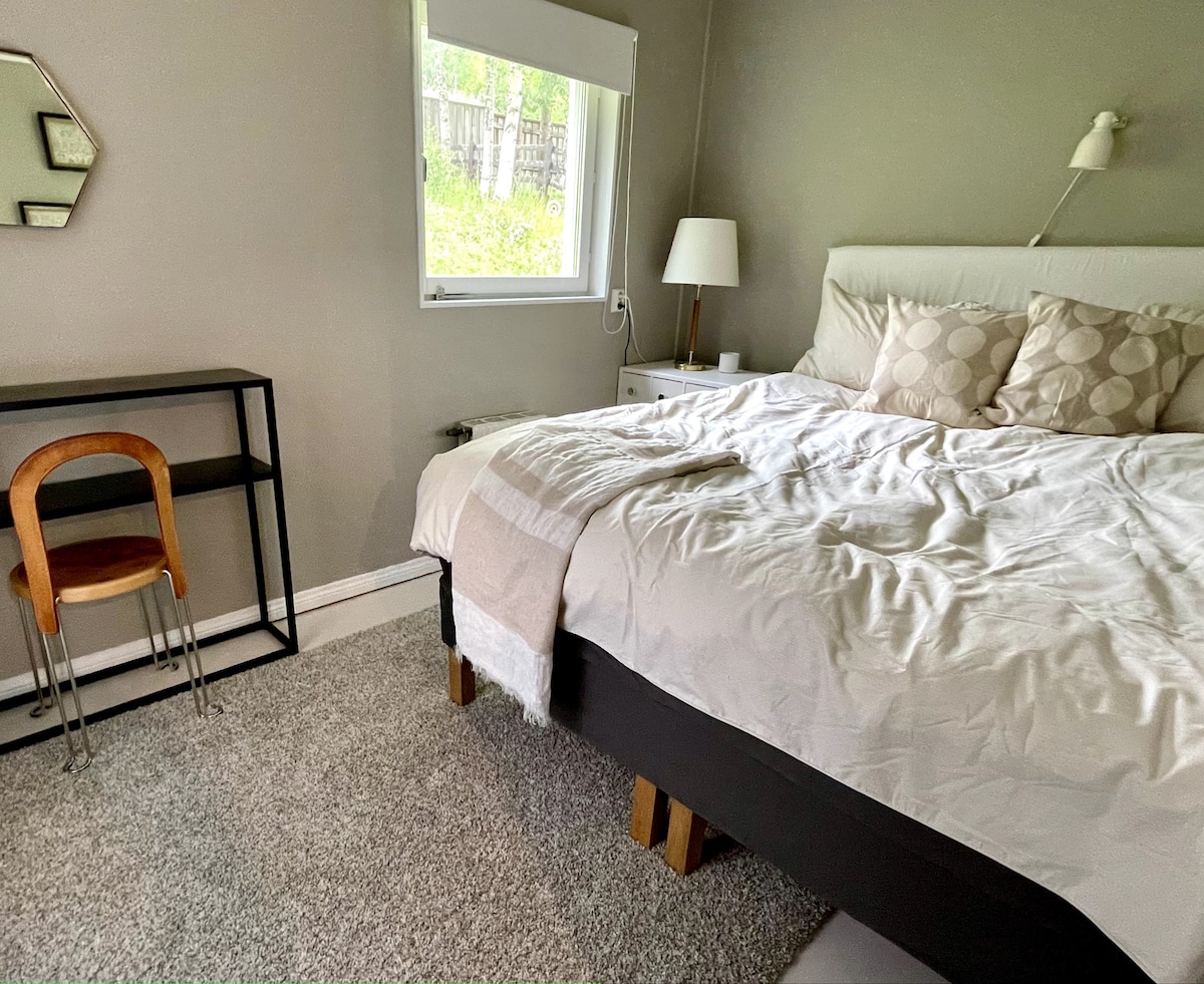 Chumba cha pili cha kulala cha ghorofani kilicho na kitanda cha 160x200cm (king cha Ulaya). 