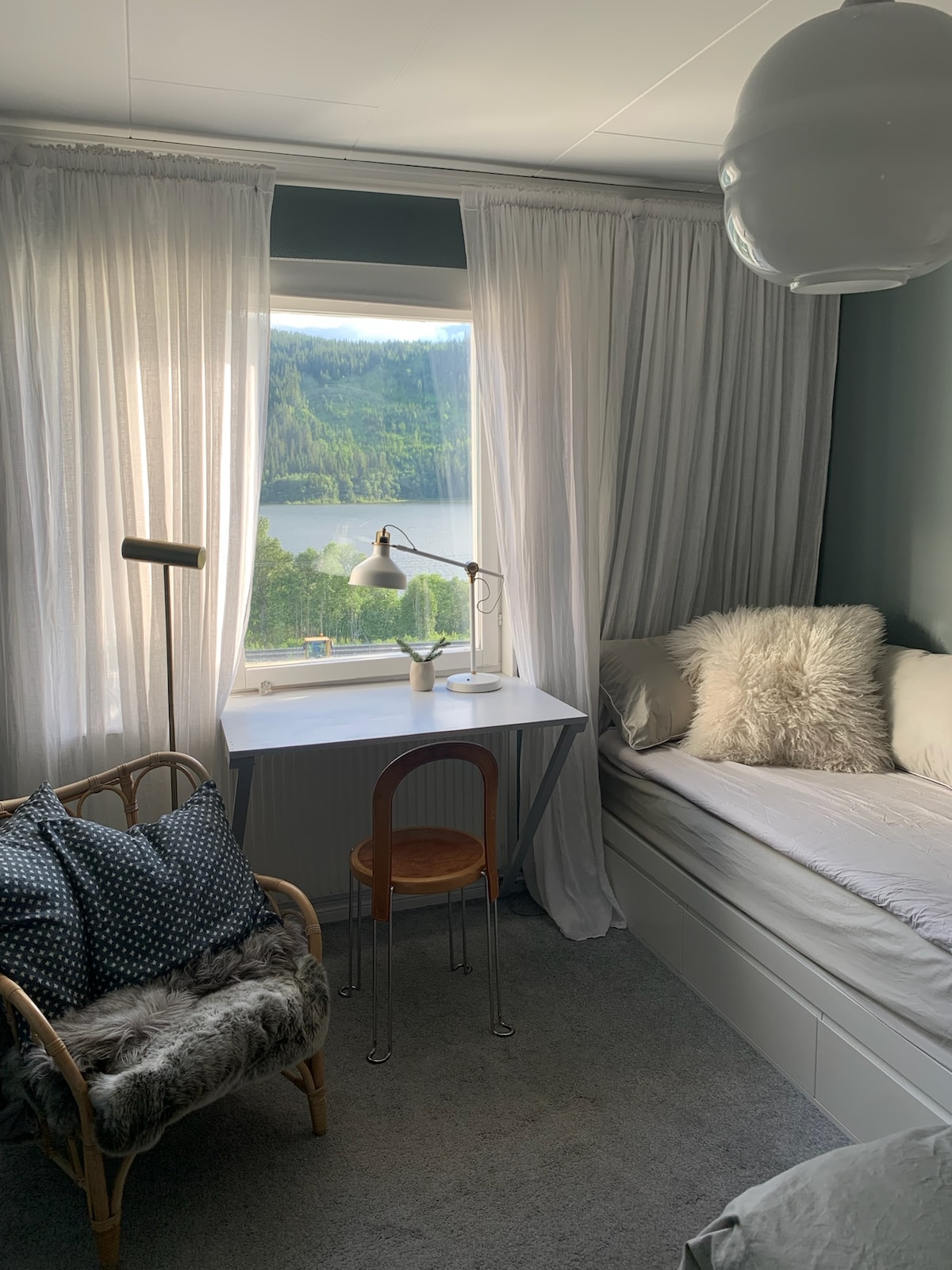 Chumba kikubwa cha kulala juu na dawati dogo na vitanda. Kitanda cha watu wawili sentimita 180x200 (mfalme mkuu wa Ulaya) na kitanda kimoja sentimita 90x 200 (single ya Ulaya), pia kinaongezeka maradufu kama kochi dogo. 